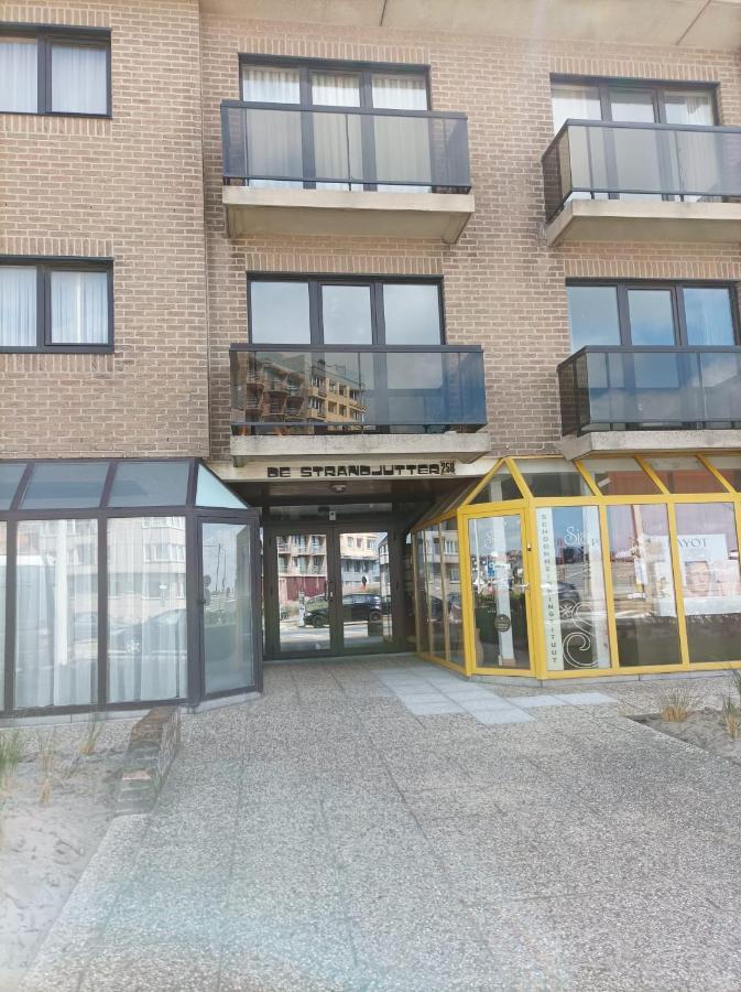 Frontaal Zeezicht In Appartement De Strandjutter 奥斯滕德 外观 照片